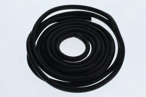 Schwarze, spiralig gewundene Dichtschnur aus Gummi, geeignet für Abdichtungsanwendungen, präsentiert auf einem hellen Hintergrund. Bosch ist die Marke des Produkts.